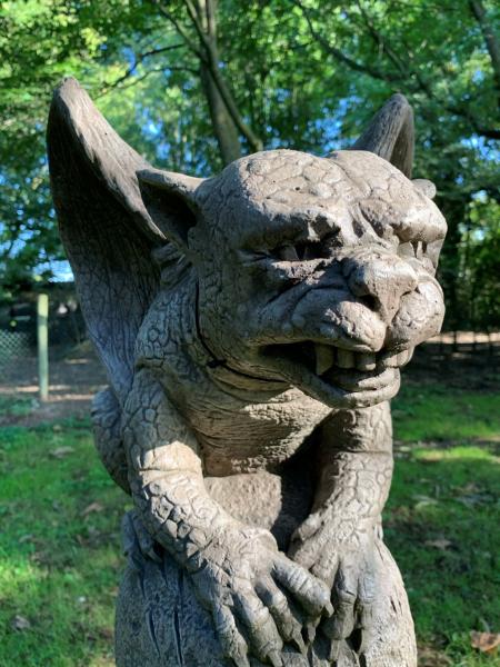 Gargoyle GAVIN auf Kugel | Fiona Scott © | Pheeberts Statuary